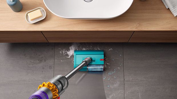 Dyson V15 Submarine kaablosuz süpüge zemini temizliyor.