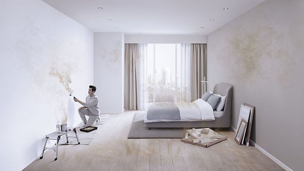 Evinin bir duvarını boyayan model.