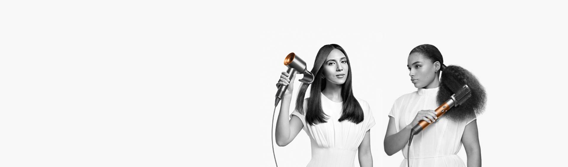 Dyson saç bakım ürünlerini gösteren iki kadın