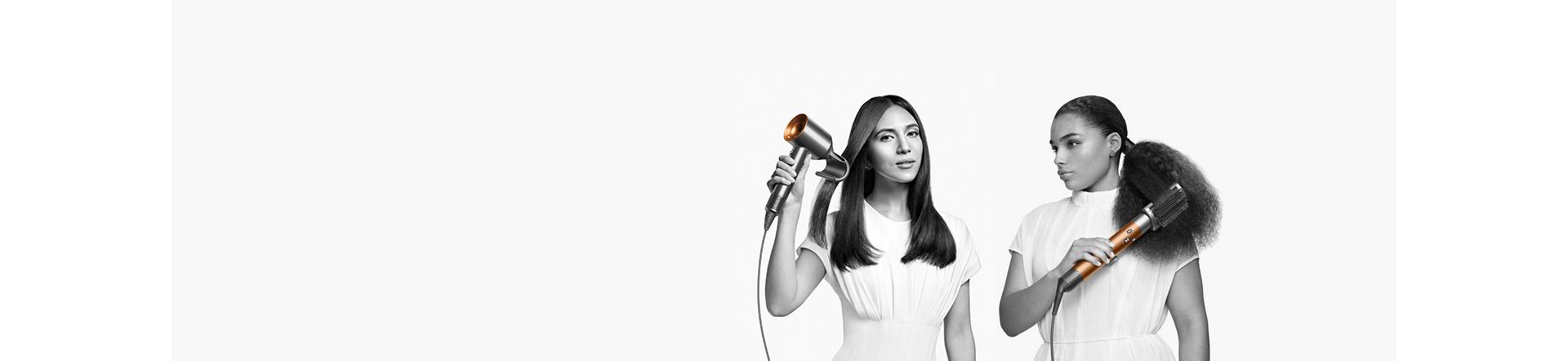 Dyson saç bakım ürünlerini gösteren iki kadın