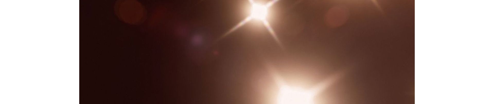 Karanlık bir arka plan üzerinde parlayan ışıklar.