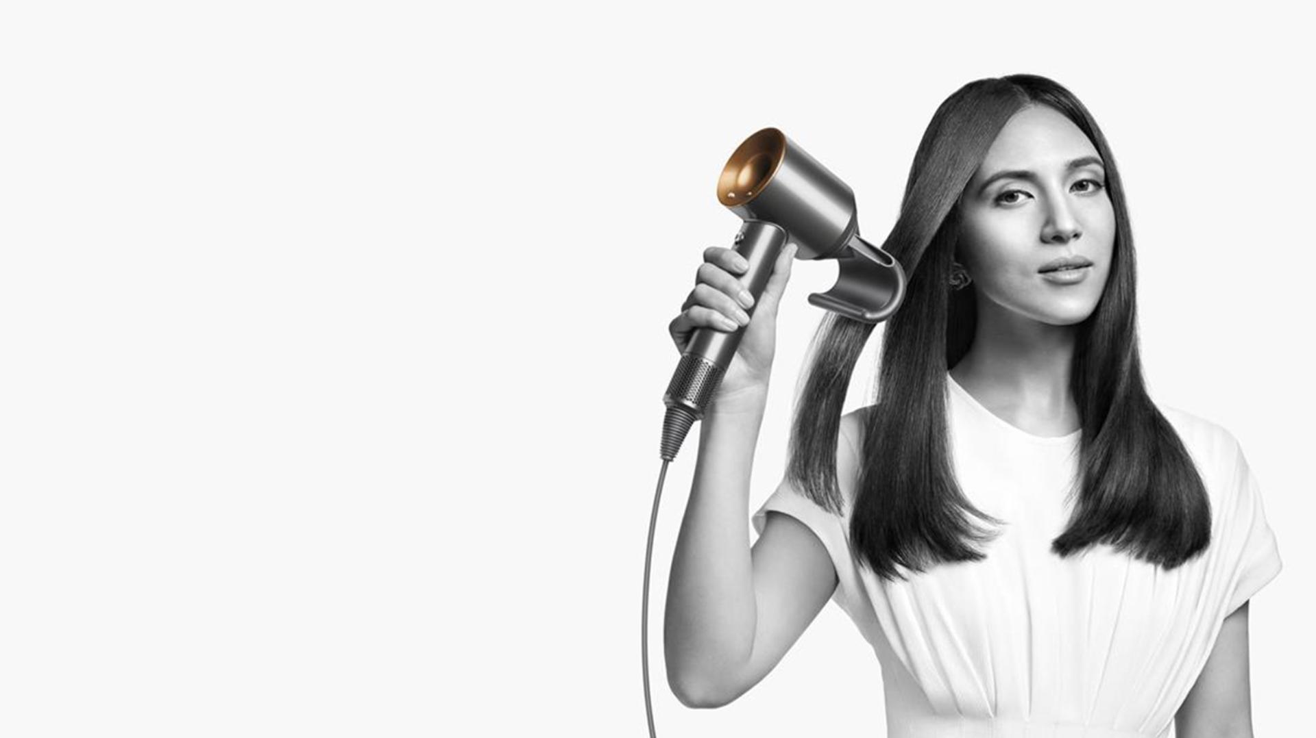 Dalgalı föne sahip, Tip 1 saçlı bir kadın