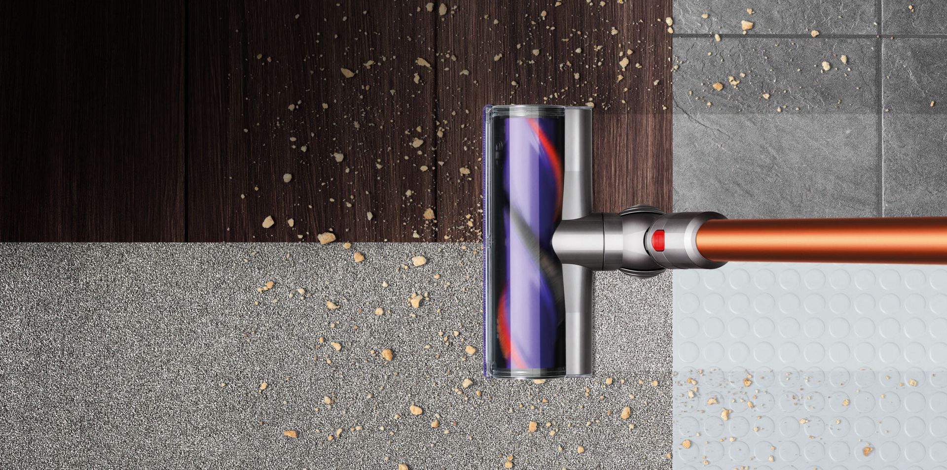 Dyson Cyclone V10™ elektrikli süpürge dört döşeme tipini temizlerken