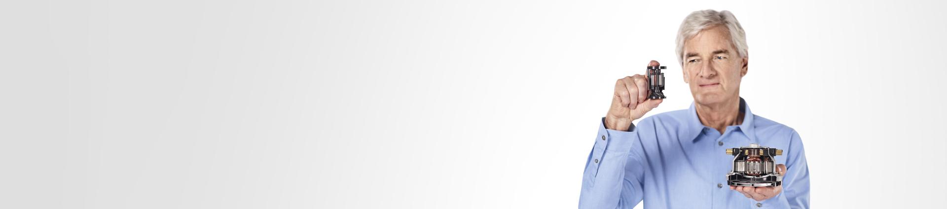 Dyson dijital motor V10’u elinde tutan James Dyson