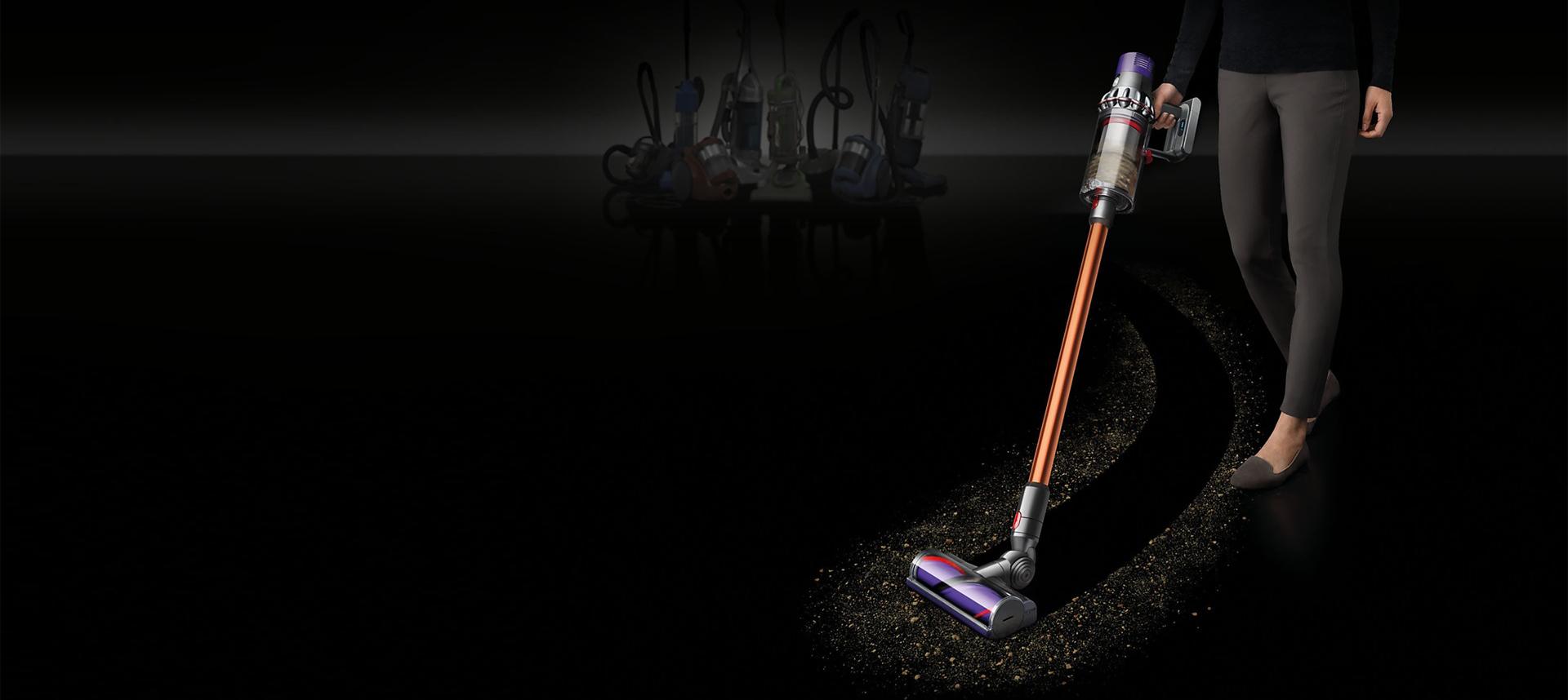 Dyson Cyclone V10™ elektrikli süpürgenin siyah zemindeki görünümü