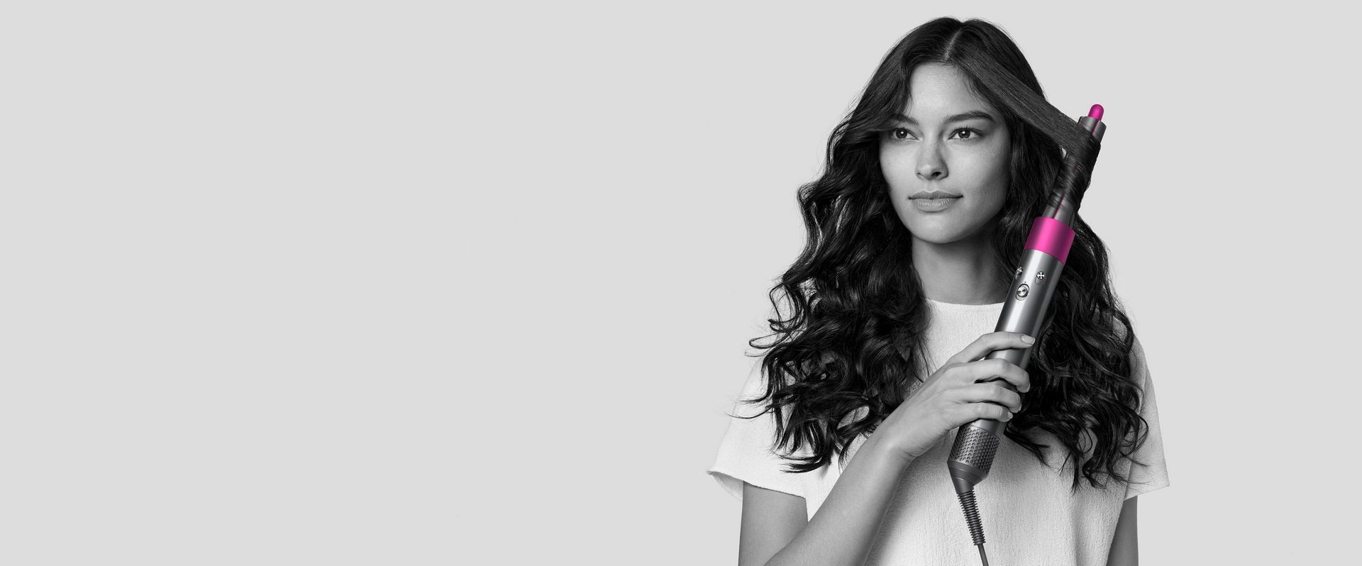 Model mit voluminösen Wellen und Locken
