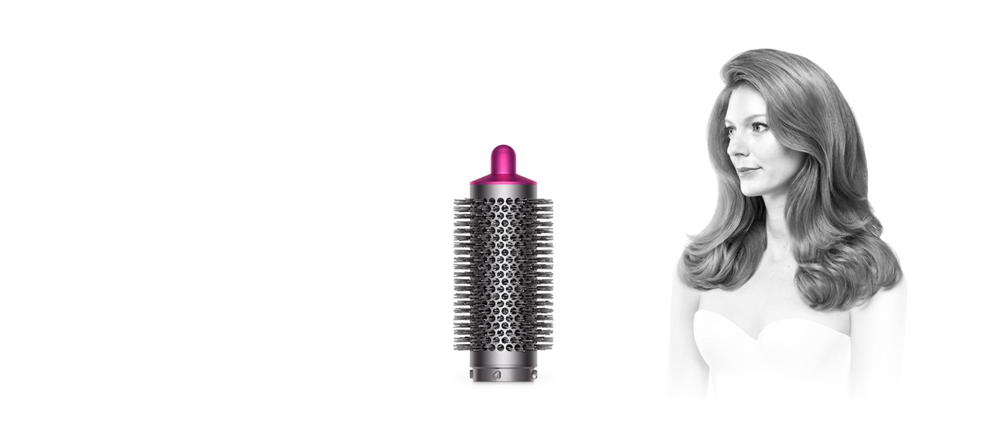 Round volumising brush with curly-haired model