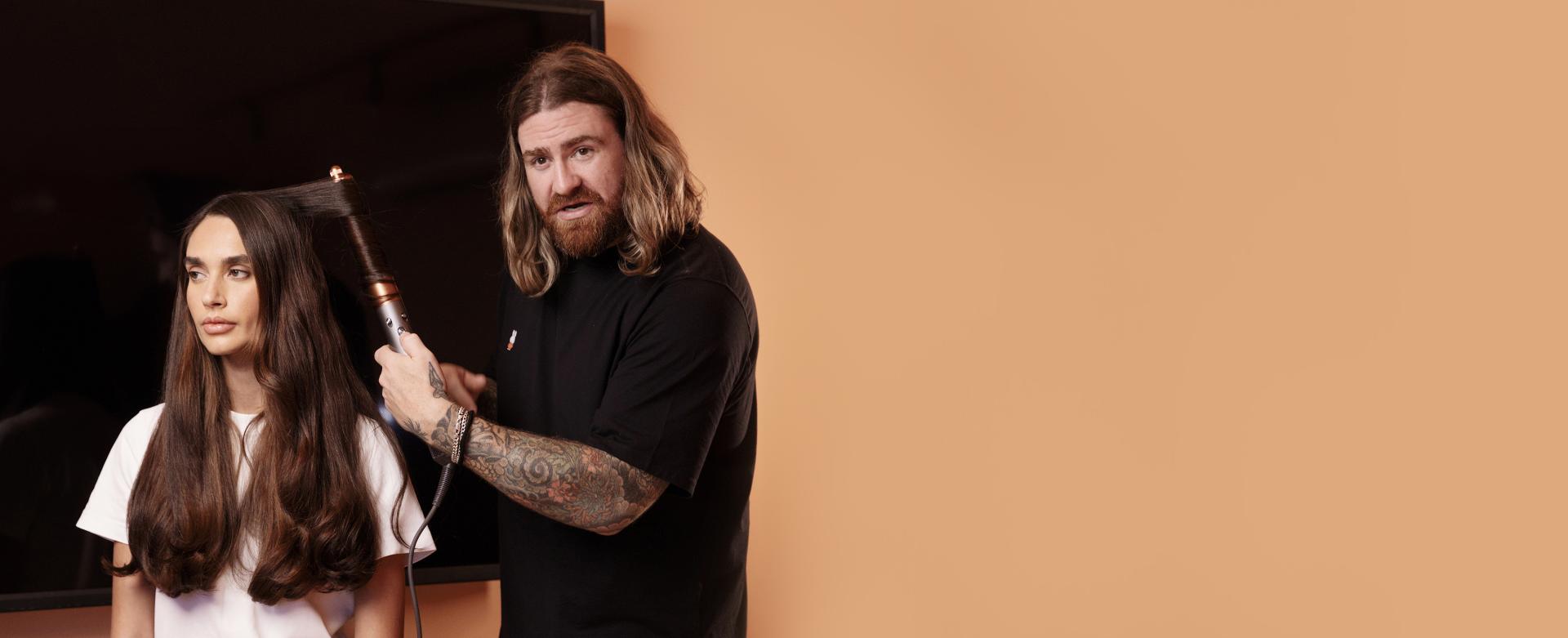 مصفف شعر المشاهير وسفير دايسون في مجال العناية بالشعر ماثيو كولينز