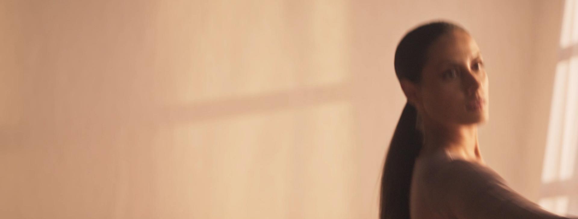 صورة لثلاث نساء على التوالي، كل واحدة منهن لديها نوع مختلف من الشعر: مجعد، ومستقيم، ومتعرج، وتحمل أجهزة Dyson Airwrap، وAirstrait، وSupersonic.