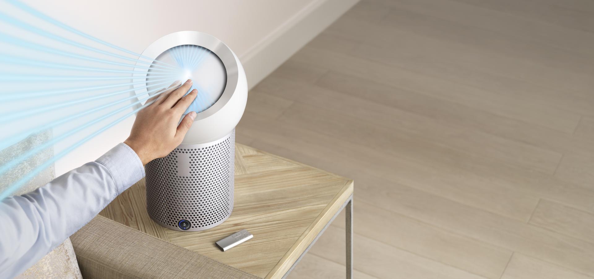 يدّ تمتد لتغيير اتجاه تدفق الهواء باستخدام تكنولوجيا Dyson Core Flow