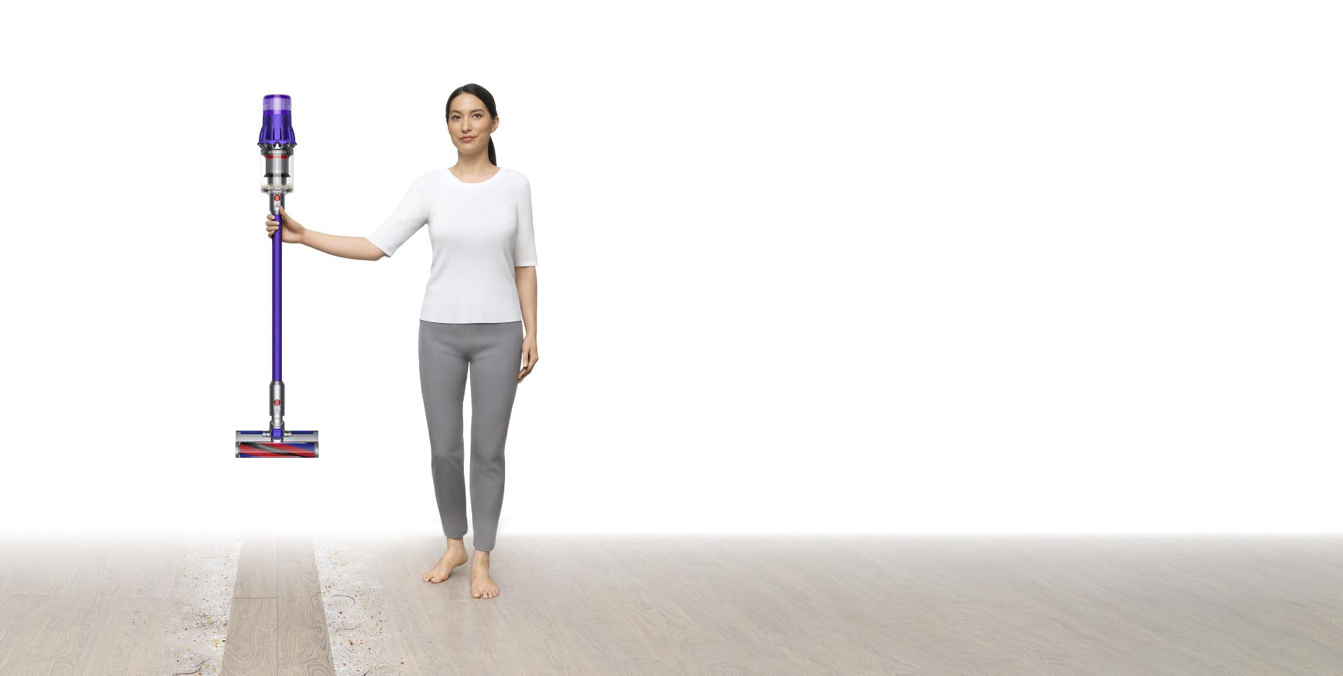 صورة لسيدة تحمل مكنسة Dyson Digital Slim™.