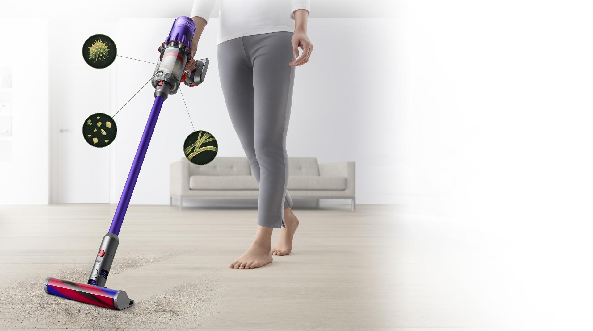 صورة لسيدة تُنظِّف أرضية صلبة وسجادة تاتامي. لقطات مجهرية للمواد المسببة للحساسية والأتربة الدقيقة المختبئة في الأركان.