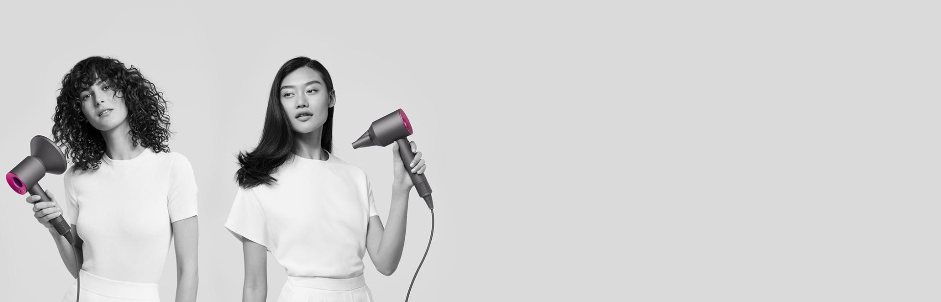 ثلاث سيدات تَستعملن مجففات الشعر Dyson Supersonic