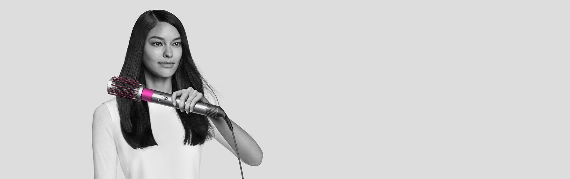 سيدة تستخدم فرشاة تنعيم Dyson Airwrap