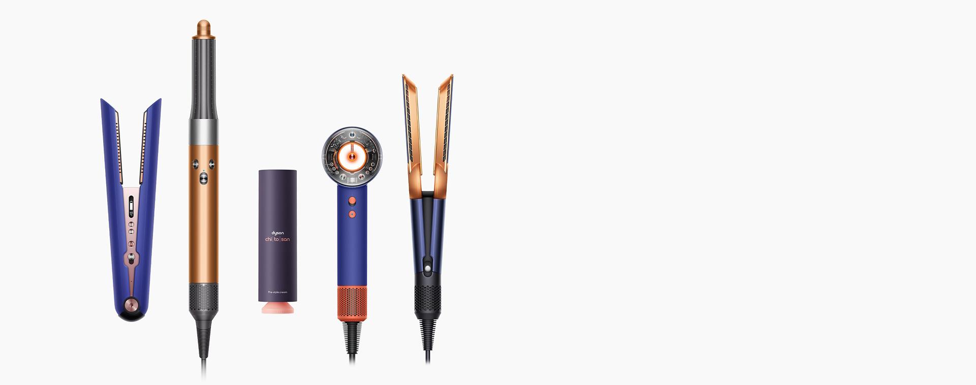 مجموعة أجهزة دايسون للعناية بالشعر وتركيباتها على خلفية بيضاء.