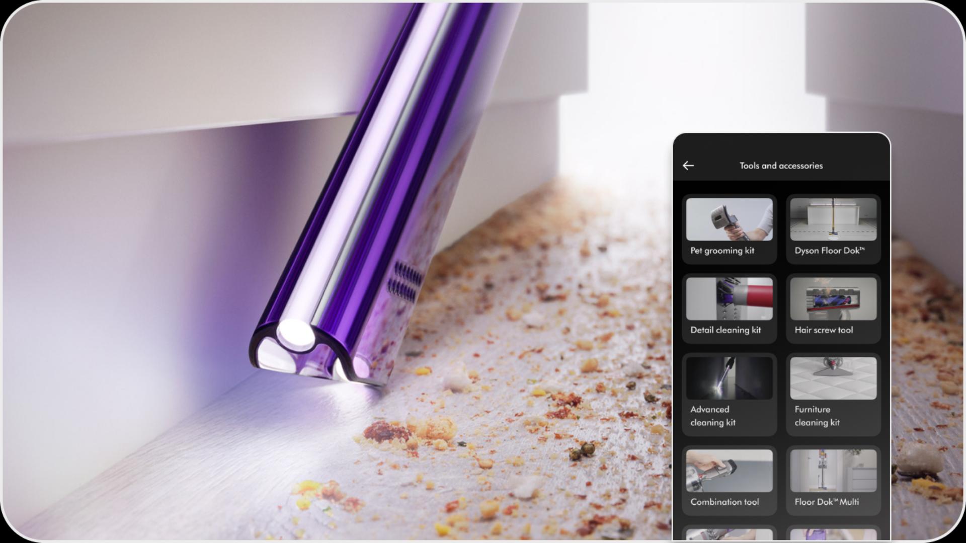 Dyson elektrikli süpürgesi için çeşitli aparatları gösteren MyDyson uygulamasıyla mobilyaların arasını süpüren ürün sahibi.