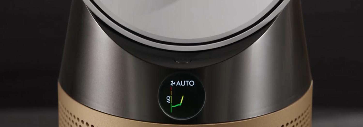 A cooking pan on a gas hob with steam rising as a yellow line passes to indicate air quality levels.
