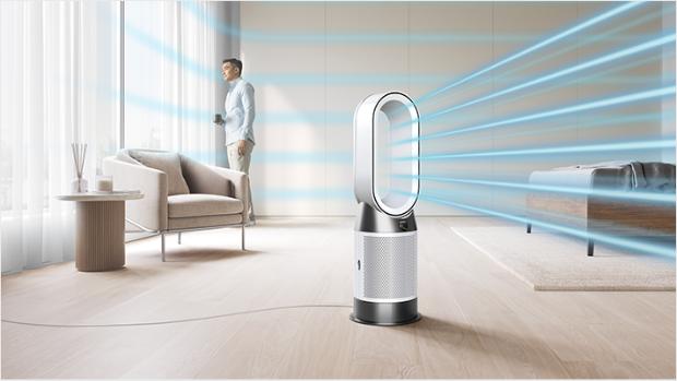 جهاز تنقية الهواء Dyson Purifier Cool PC1 بينما يضخ نسيماً بارداً مع هواء مُنقّى في غرفة نوم.
