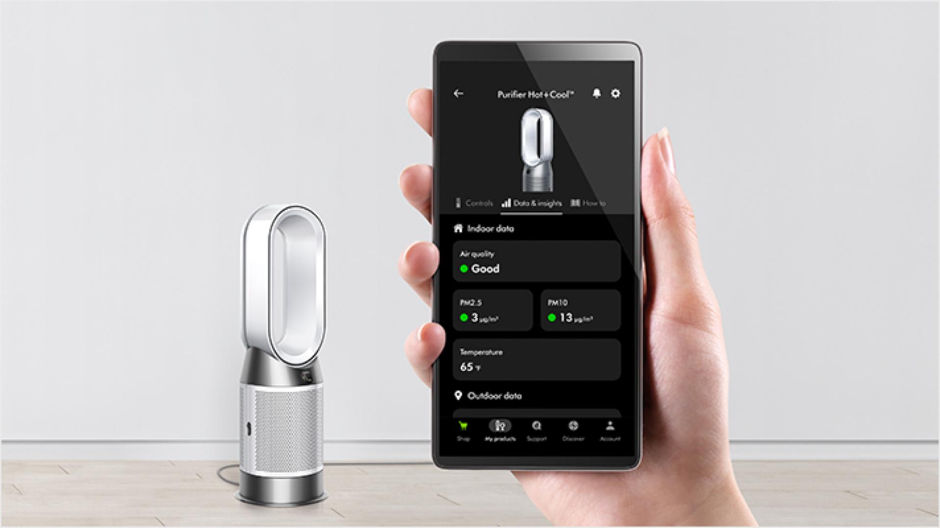 Oczyszczacz powietrza Dyson Purifier Hot+Cool HP1 w trakcie sterowania za pomocą aplikacji MyDyson na telefonie.