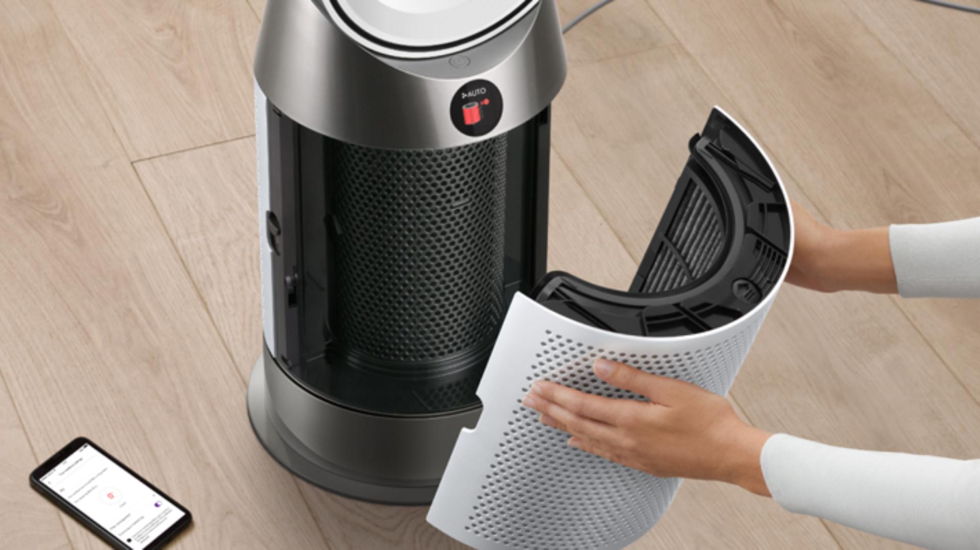 Oczyszczacz powietrza Dyson Purifier Hot+Cool HP1 z funkcją ogrzewania; wyjmowanie filtra.