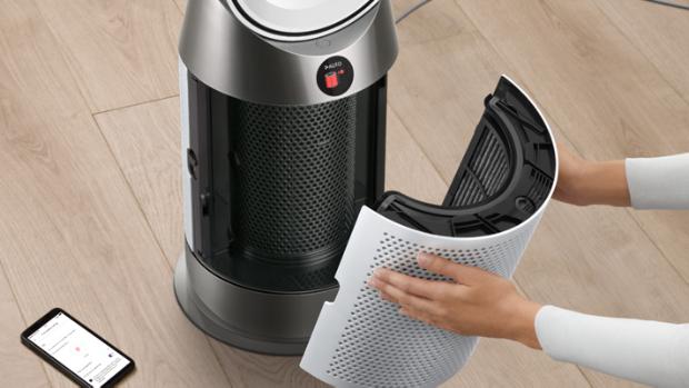 فلتر جهاز تنقية وتدفئة الهواء Dyson Purifier Hot+Cool HP1 بينما يتم فكه.