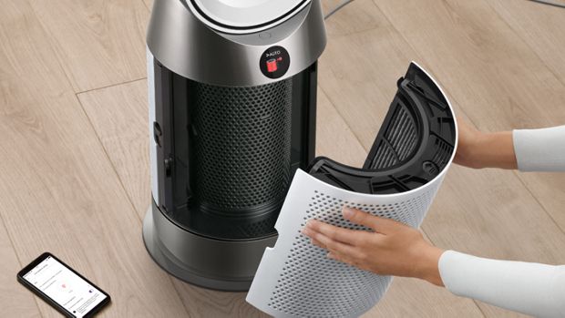 فلتر جهاز تنقية وتدفئة الهواء Dyson Purifier Hot+Cool HP1 بينما يتم فكه.