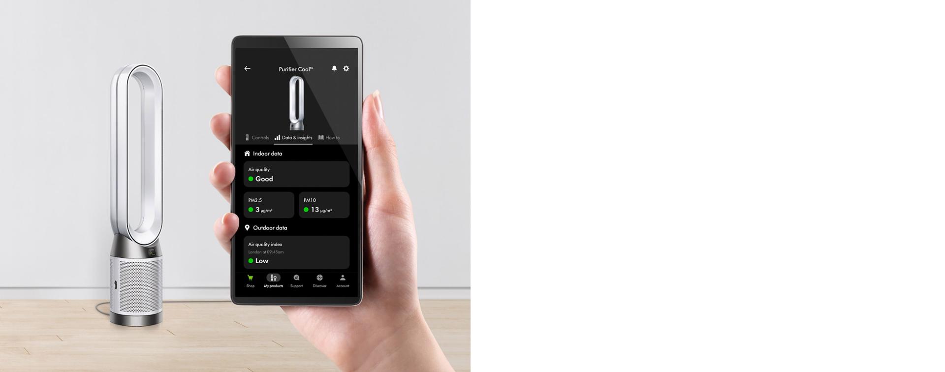 جهاز تنقية الهواء Dyson Purifier Cool PC1 بينما يتم التحكم به عبر تطبيق MyDyson على الهاتف.