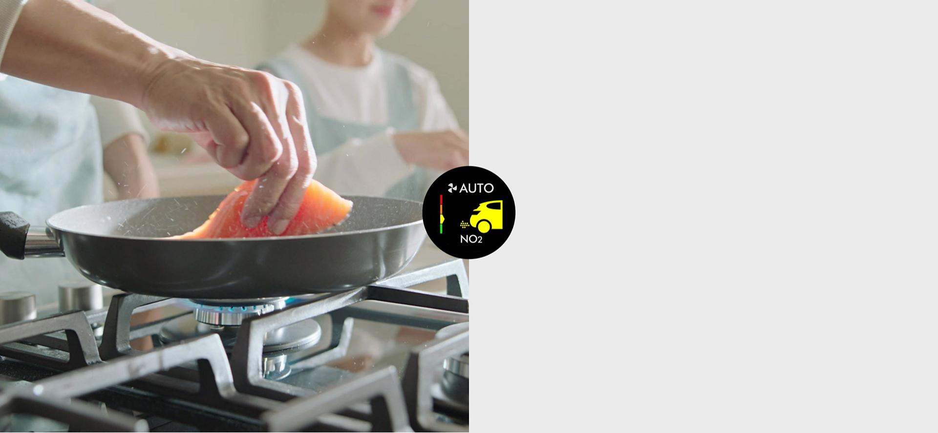 صورة مُقرَّبة لمقلاة على موقد غاز بينما يُطهى سمكاً.