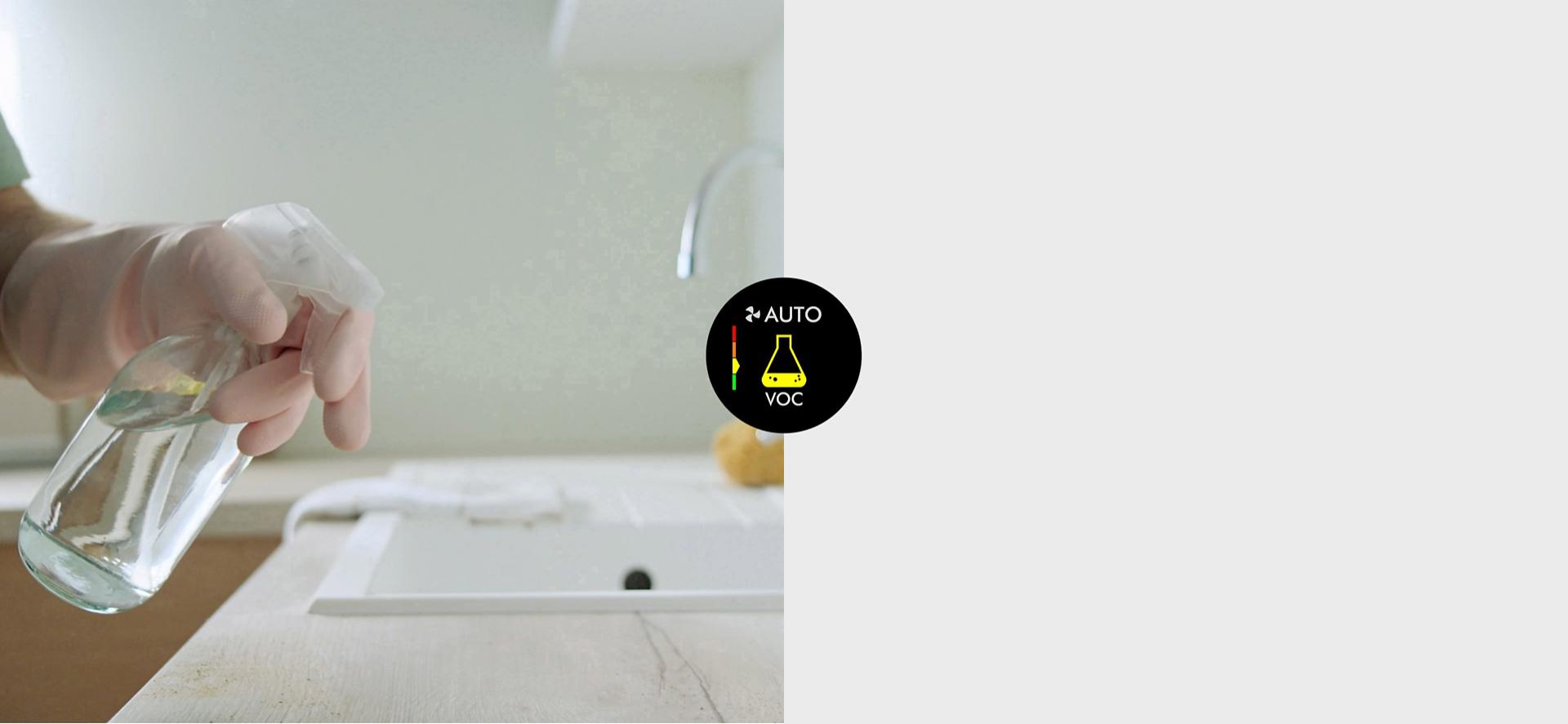 يد ترش منتجات التنظيف من زجاجة.