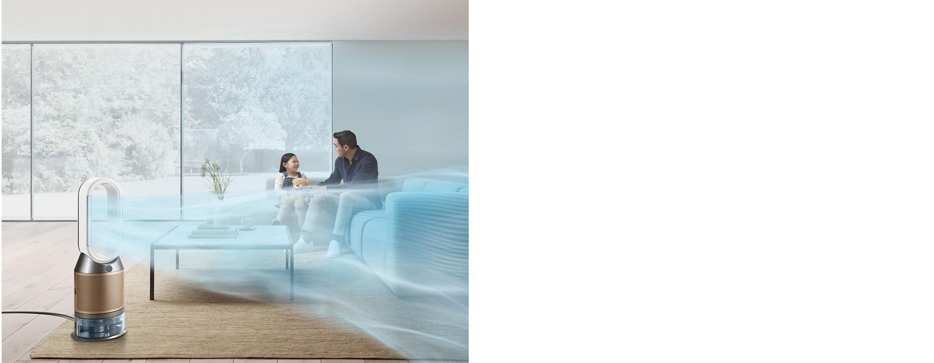 جهاز مرطِّب منقّي للهواء في غرفة معيشة يوزع الهواء المُنقَّى بينما يسترخي الأشخاص على الأريكة.