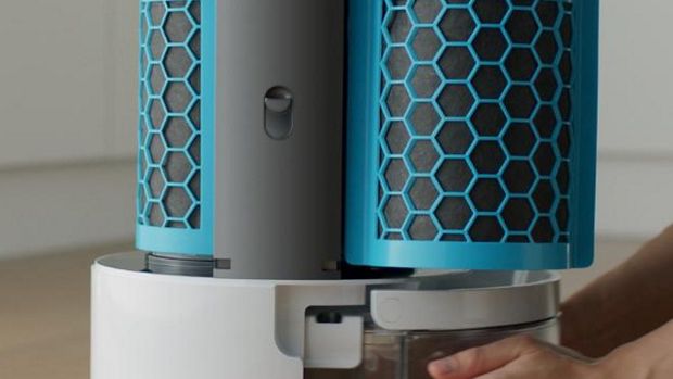 مستخدم يقوم بإزالة خزان الماء من أجل التنظيف.