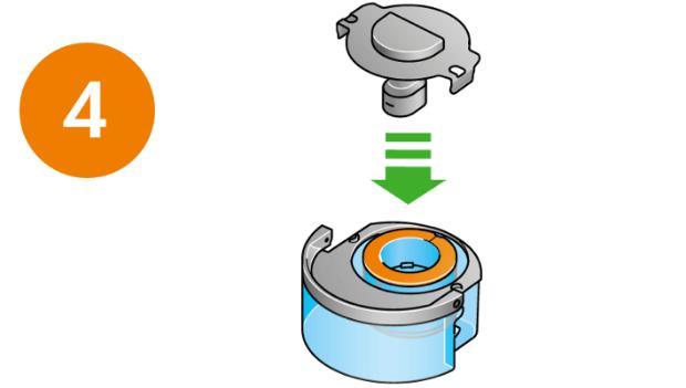 Puneți la loc capacul și fixați clemele