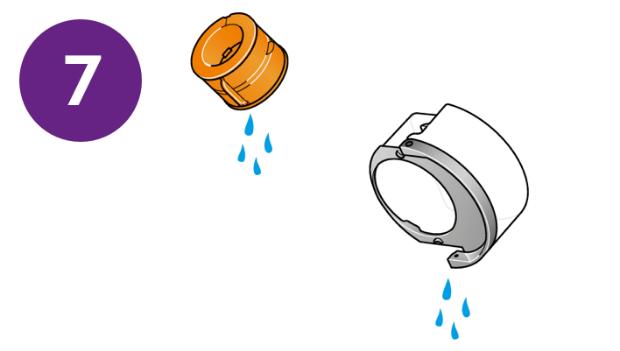 Umpleți rezervorul de apă cu apă rece