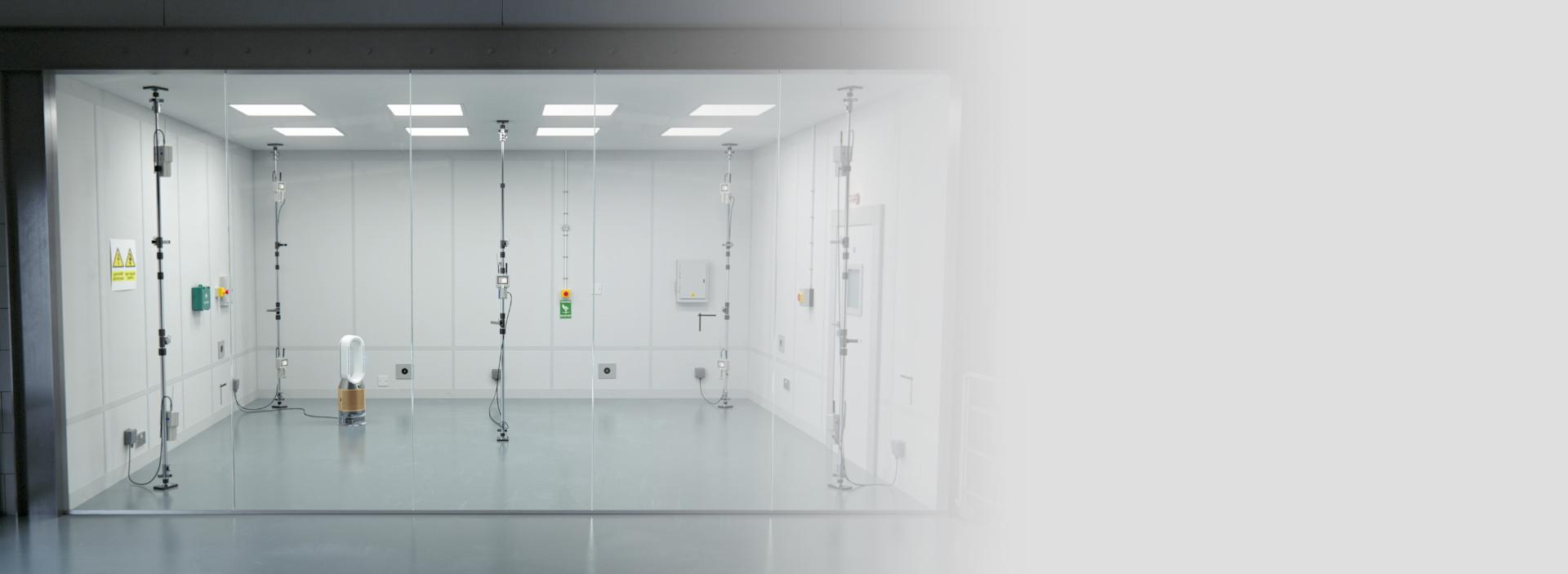 جهاز دايسون المُنقِّي والمُرطِّب داخل غرفة اختبار دايسون بها تسعة مستشعرات