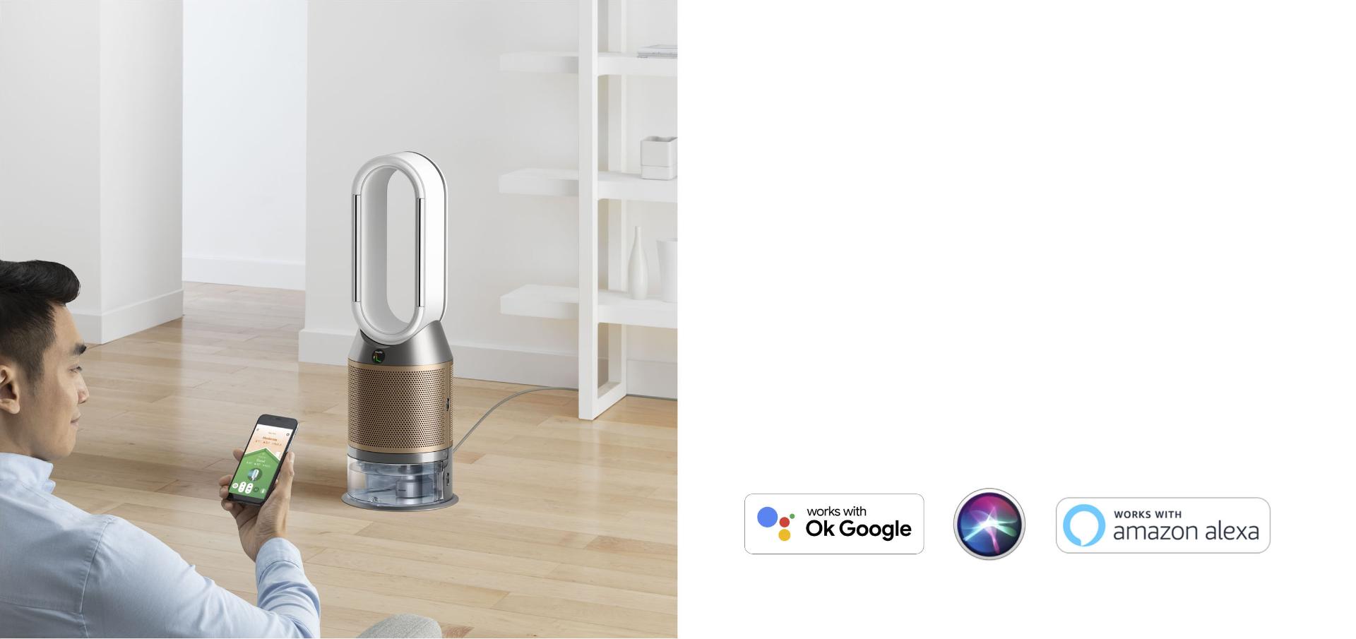 رجل يستخدم تطبيق Dyson link بجانب جهاز دايسون المُنقِّي والمُرطِّب