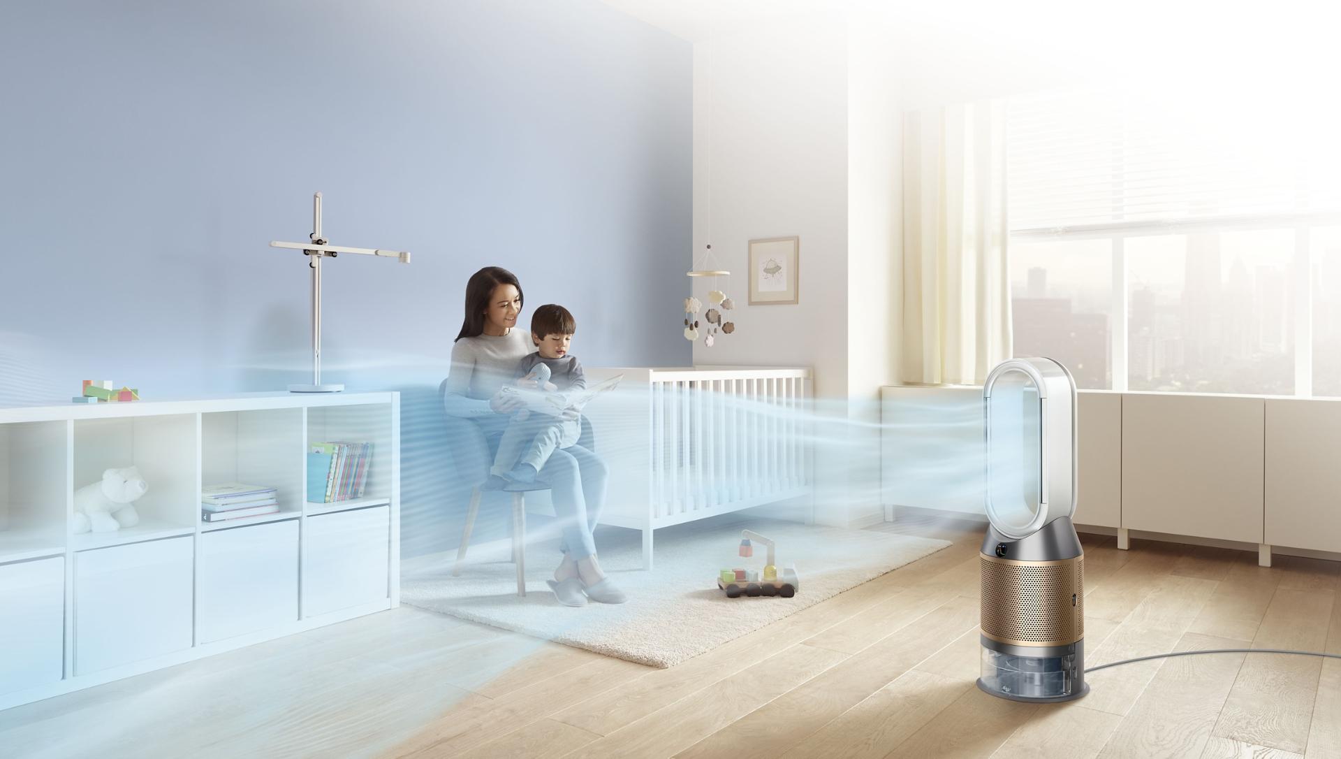 غرفة عائلية بها جهازنا المُنقِّي والمُرطِّب بينما يضخ تدفق الهواء