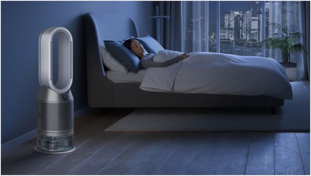 سيدة في الفراش بجوار جهاز دايسون المُنقِّي والمُرطِّب 