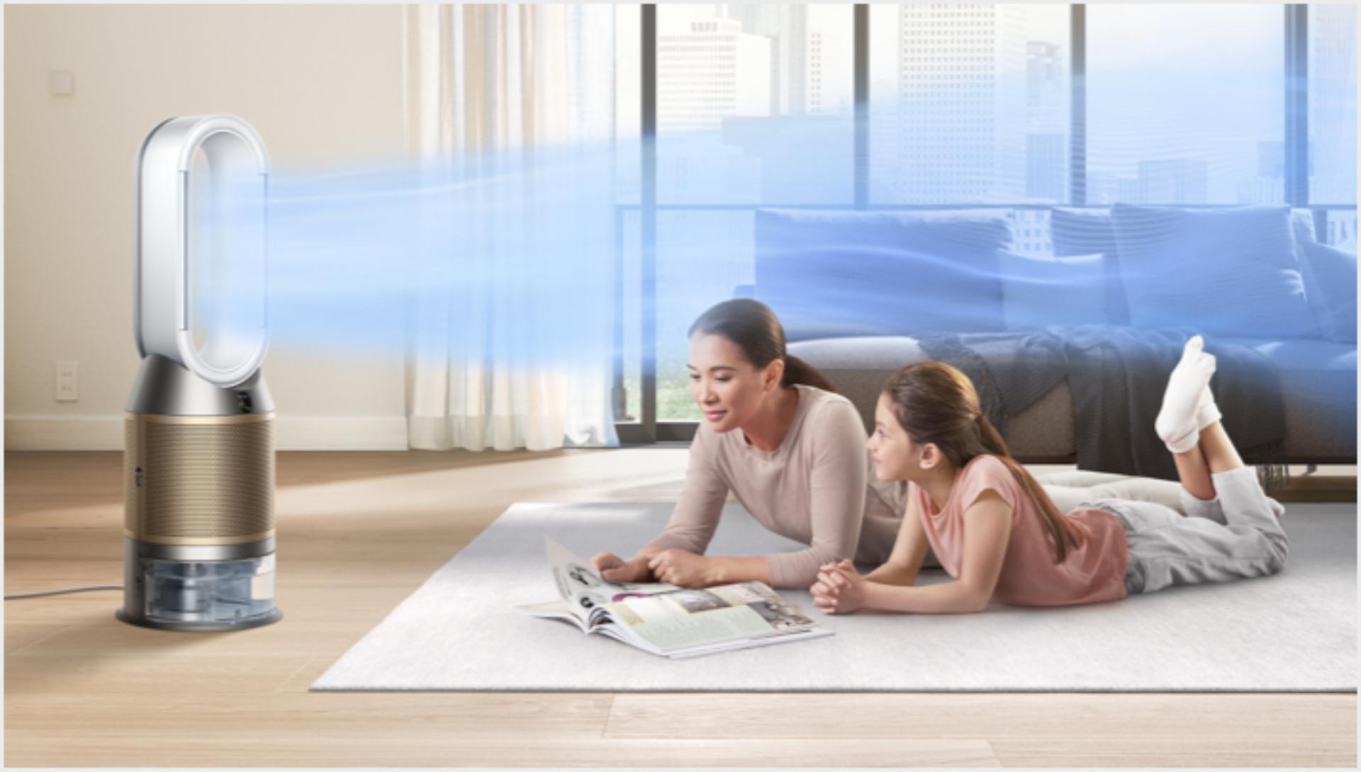 Mama ir dukra guli ant kilimo, o jas vėsina „Dyson“ oro valymo ir drėkinimo prietaisas