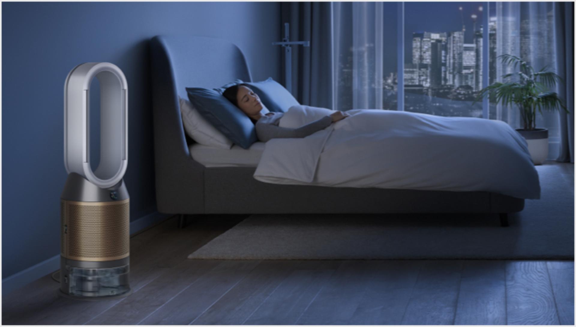 Žena v posteli vedľa čističky vzduchu so zvlhčovačom Dyson 