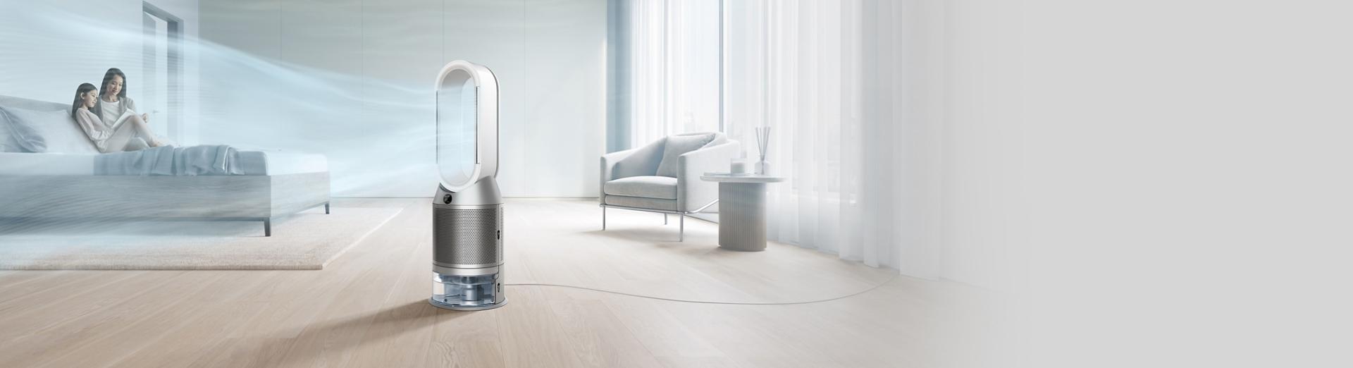 غرفة عائلية بها جهاز دايسون المُنقِّي والمُرطِّب بينما يؤدي مهامه