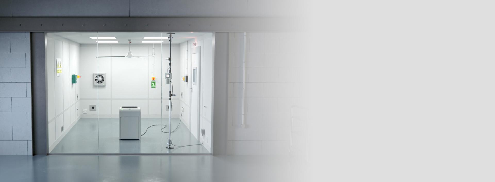 جهاز دايسون المُنقِّي والمُرطِّب داخل غرفة اختبار دايسون بها تسعة مستشعرات