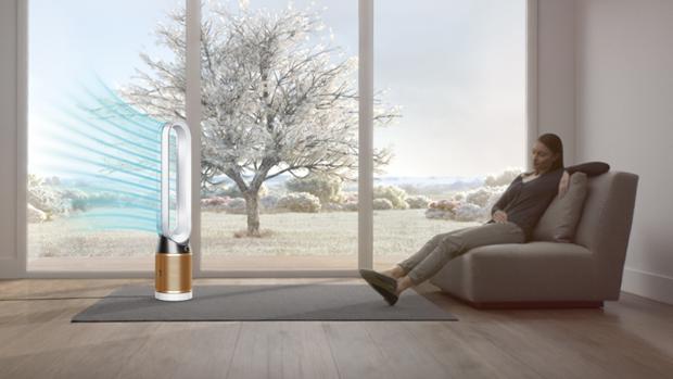 A family relax as airflow diverts through the back of the fan in Diffused mode.