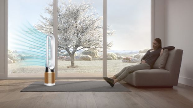 A family relax as airflow diverts through the back of the fan in Diffused mode.