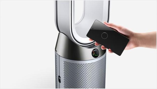 Telefon trzymany blisko oczyszczacza