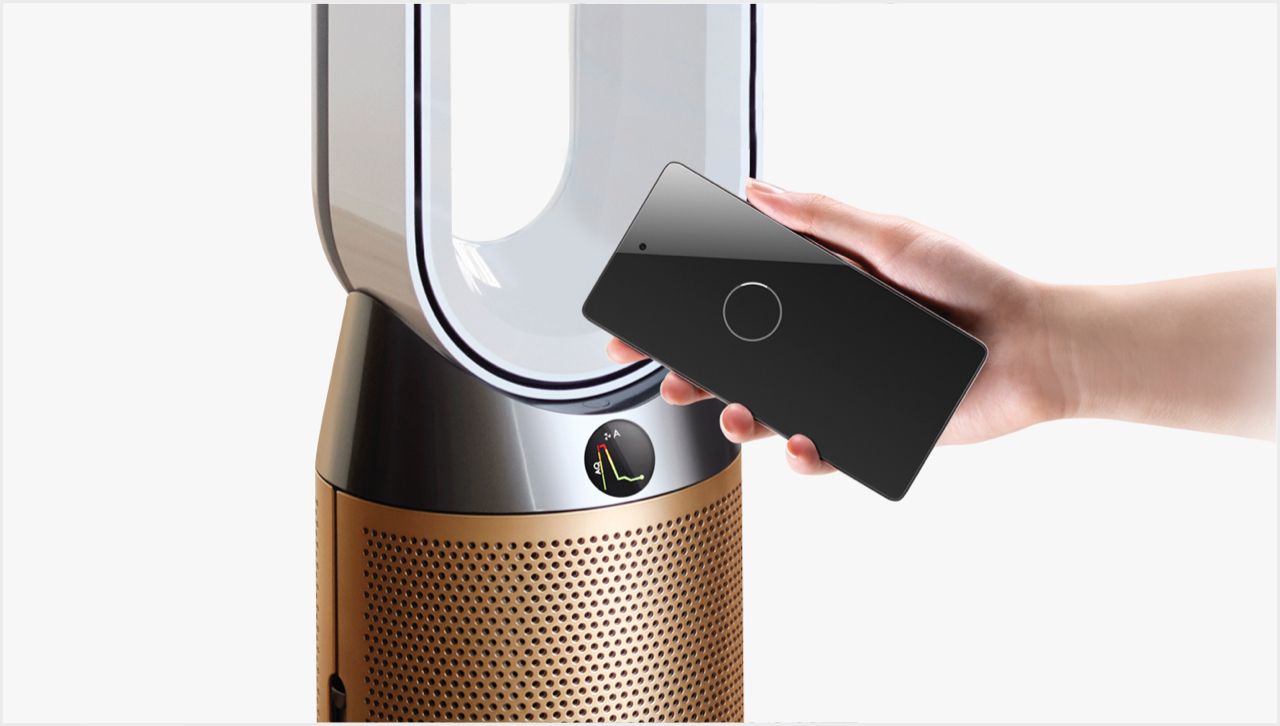 Smartphone wird an den Luftreiniger gehalten