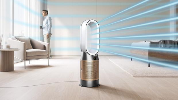 Un purificator cu încălzire care proiectează un flux de aer puternic și răcoros.