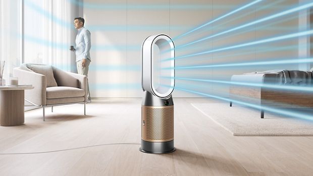 Un purificator cu încălzire care proiectează un flux de aer puternic și răcoros.