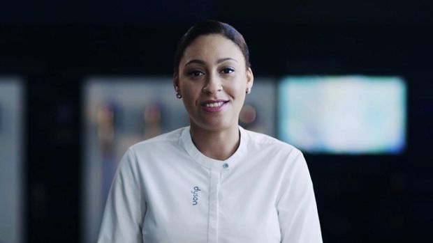 خبيرة دايسون بينما تتحدث أمام الكاميرا