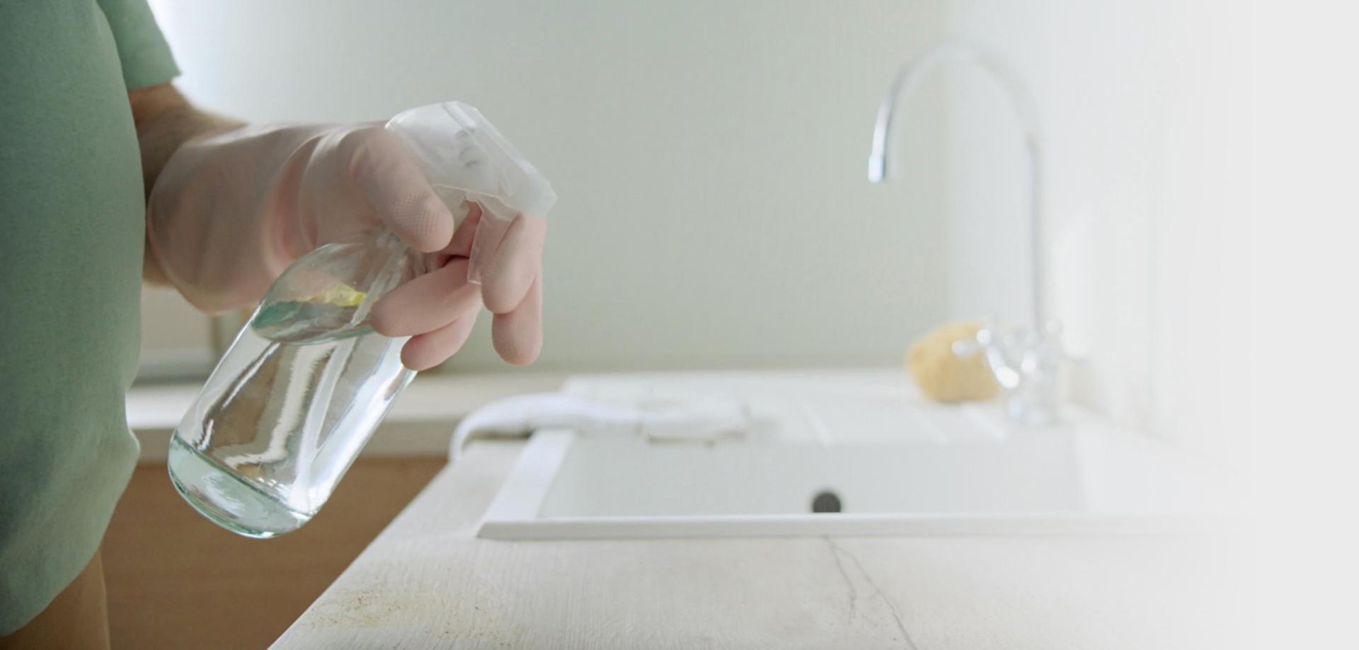 تنظيف الأسطح المجاورة لحوض أحد المطابخ