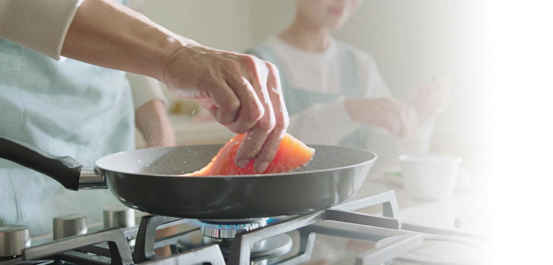 سمك يُقلَى في مقلاة